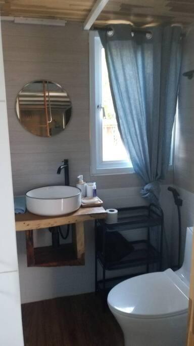 Brand New Beachfront Tiny Oniro Feriehus