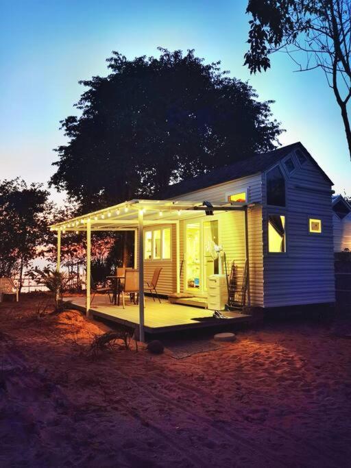 Feriehus Brand New Beachfront Tiny Oniro