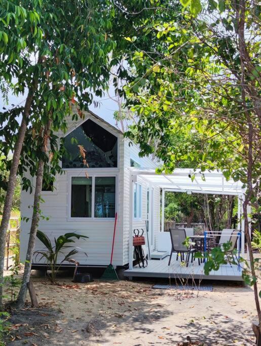 Feriehus Brand New Beachfront Tiny Oniro
